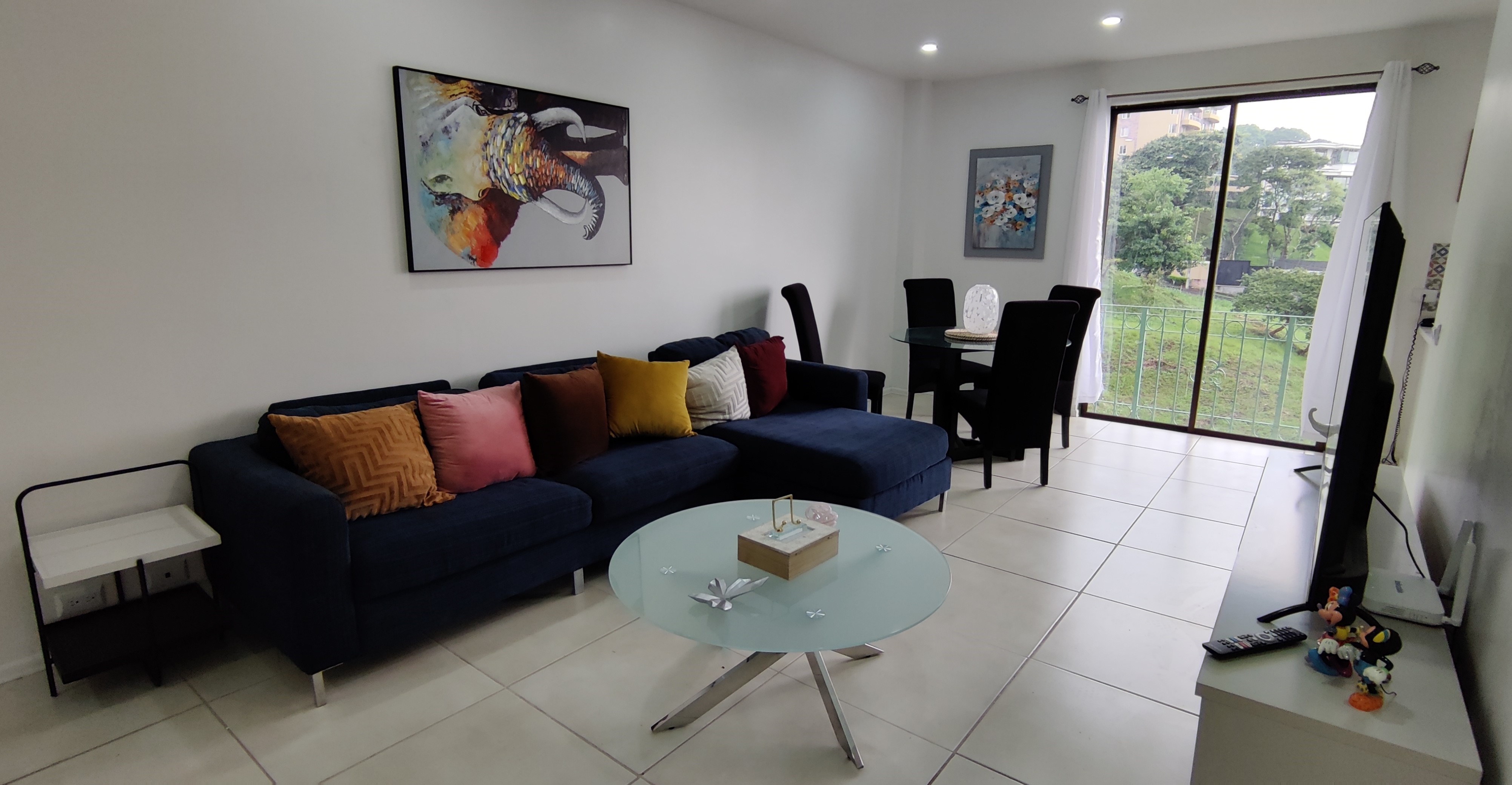 VENTA DE MODERNO Y SEGURO APARTAMENTO CON EXCELENTE UBICACIÓN Y VISTAS UNICAS EN SAN JOSE, ESCAZU