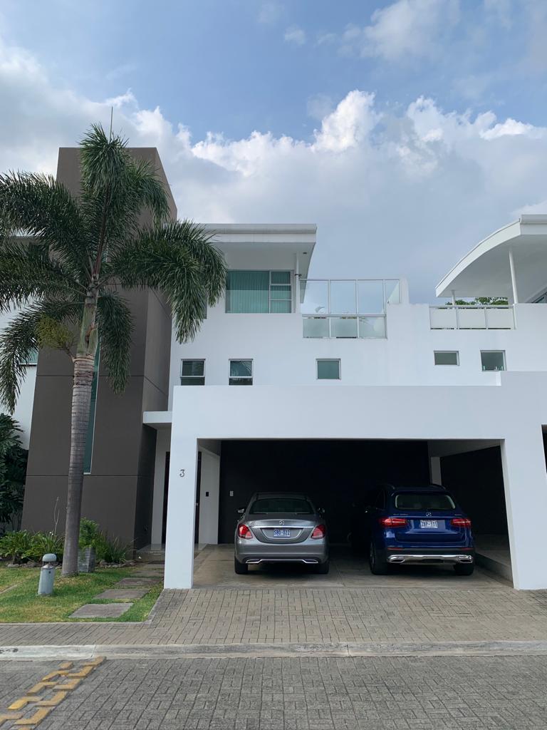 En venta amplia casa contemporánea en condominio, Pozos de Santa Ana